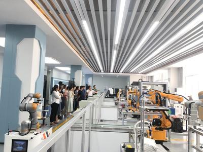 學校圓滿完成智能制造創(chuàng)新工廠系統(tǒng)集成與應(yīng)用師資班培訓，助力人工智能行業(yè)應(yīng)用系統(tǒng)集成服務(wù)人才培養(yǎng)